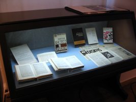 Vitrine zum Thema Eichmann in Jerusalem