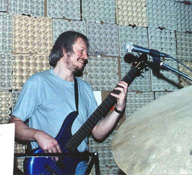 der Bassist...